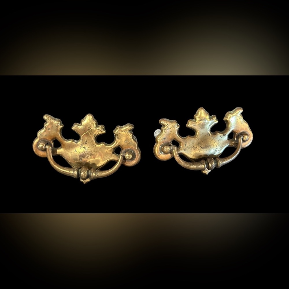 Two brass Victorian style dresser knob pulls. Canada 1 and 2. Screws included.